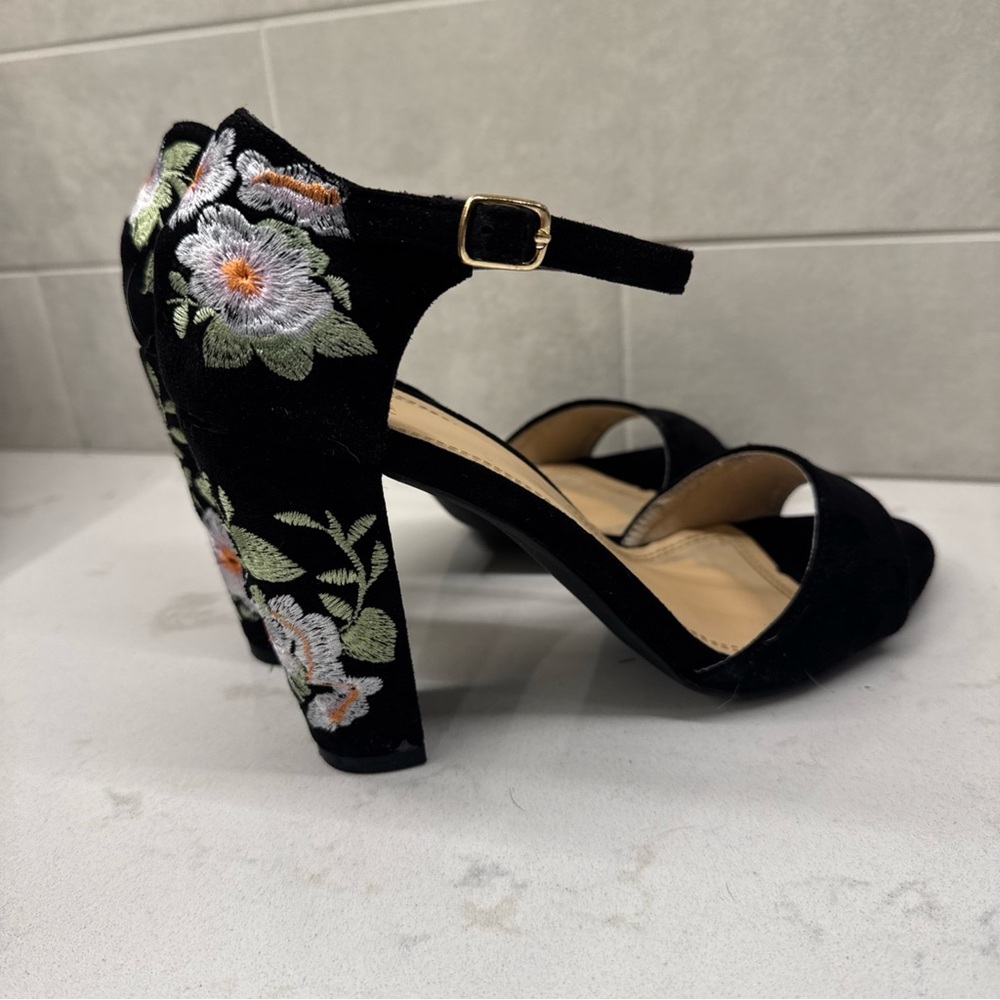 Sofree women’s Black faux suede floral Embroidered Women's 3 1/2” Heels Sz 9